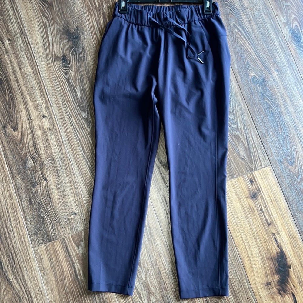 Lululemon On The Fly Crop in True Navy *Woven 23" Woman’s 4.